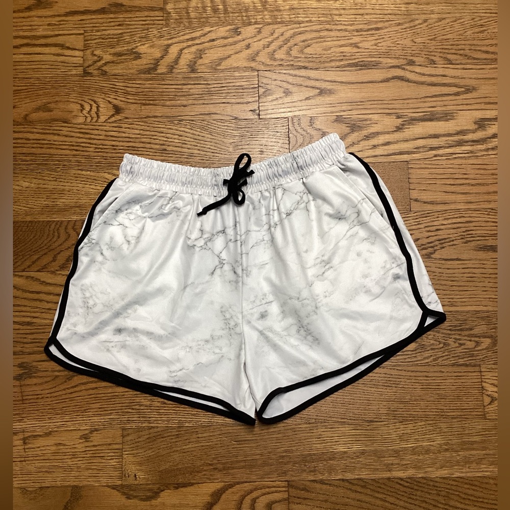 Jess Lea every day shorts white marble size Large